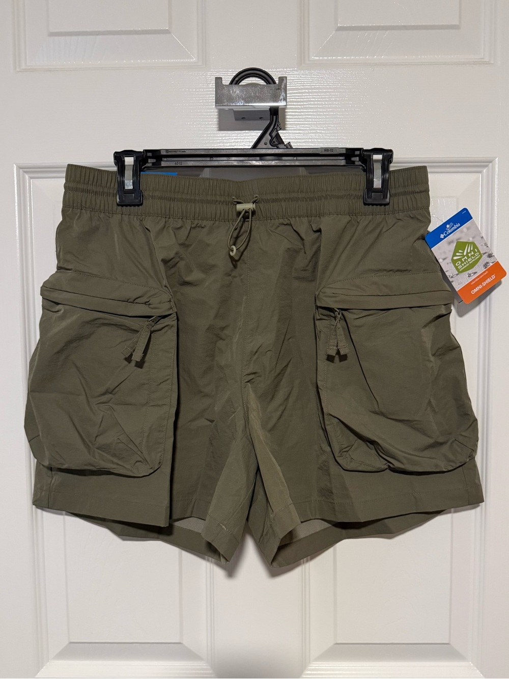 Columbia Women’s Elevated View Cargo Green Shorts Size Medium nwt